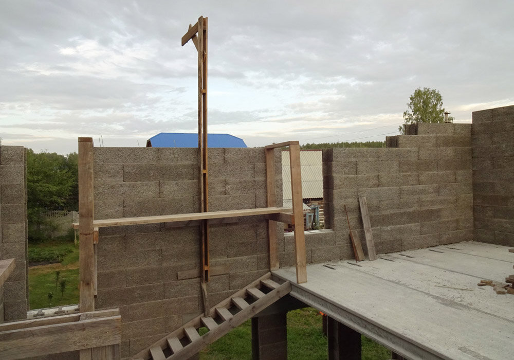 Кран на стене