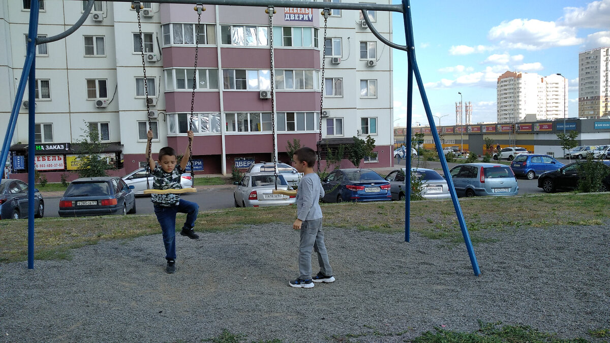 Наши сыновья на той самой детской площадке в Ростове. 