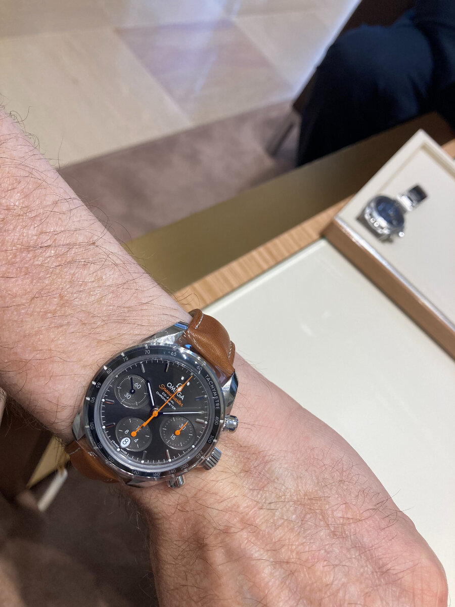 Часы чёрные с коричневым ремнём Омега Speedmaster 38 Chronographe Co‑Axial Chronometer 38 mm (диаметр циферблата)