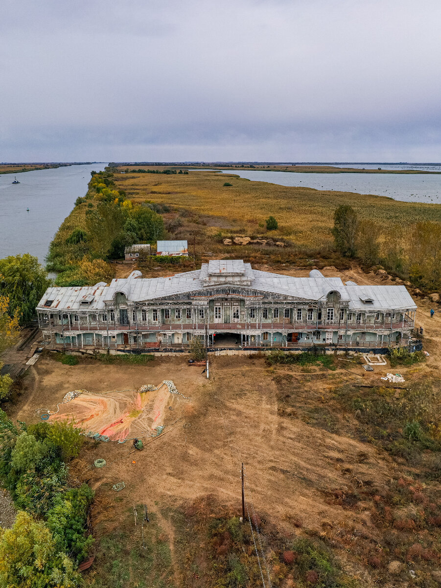 Увидели заброшенный дебаркадер в дельте Волги. Оказалось, это бывший ...