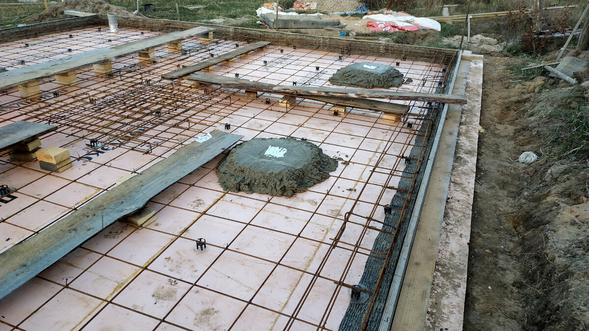 Водосборники парилки (на переднем плане) и моечного отделения.