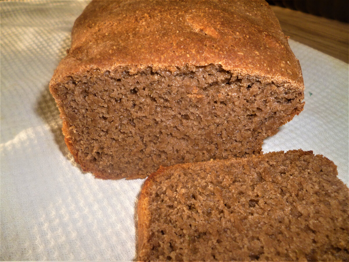 Хлеб из ржаной муки без дрожжей. Серый хлеб. Бородинский хлеб в печи. Бородинский хлеб ржаной край. Печь хлеб из ржаной муки