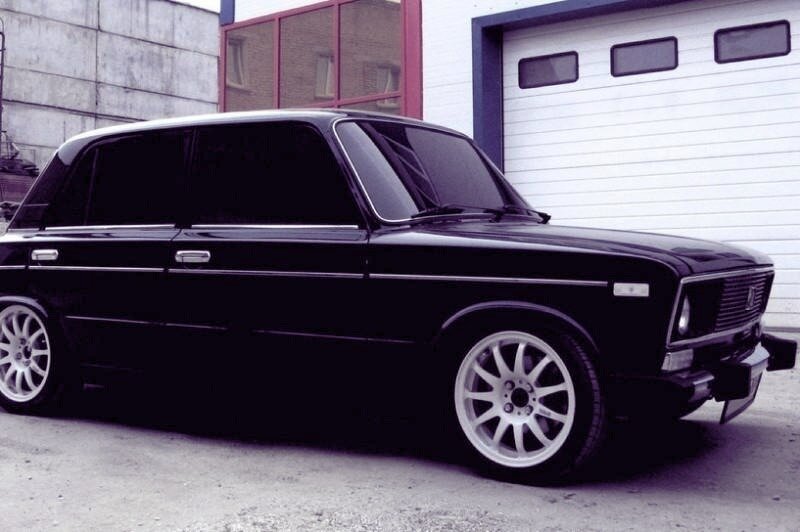 Пример автомобиля затонированного по кругу самой темной пленкой