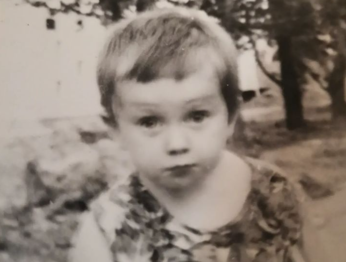 Маленькая девочка со взглядом волчицы