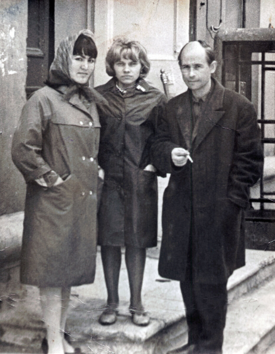 Николай Рубцов со студентками Литературного института Шейит-Ханум Алишевой и Валентиной Телегиной. Май 1969 г.