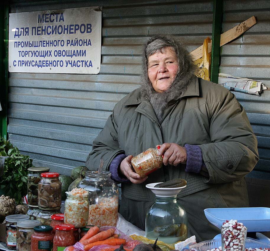 Работать будучи на пенсии. Прикольные пенсионеры. Приколы про пенсионеров. Пенсионеры России выживают. Картинки про пенсионеров прикольные.