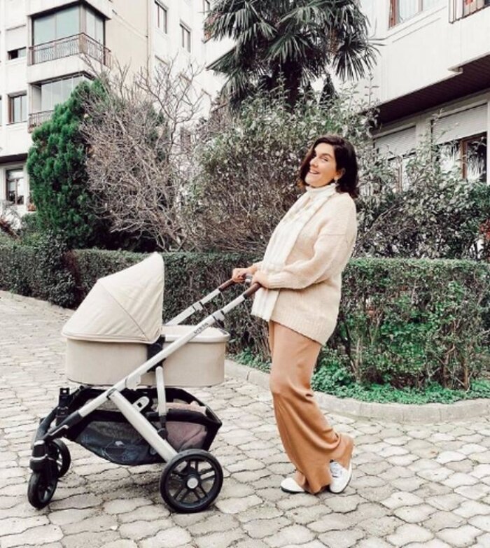 Бергюзар Корель на прогулке с дочкой Лейлой. Фото: Instagram.com/berguzarkorel