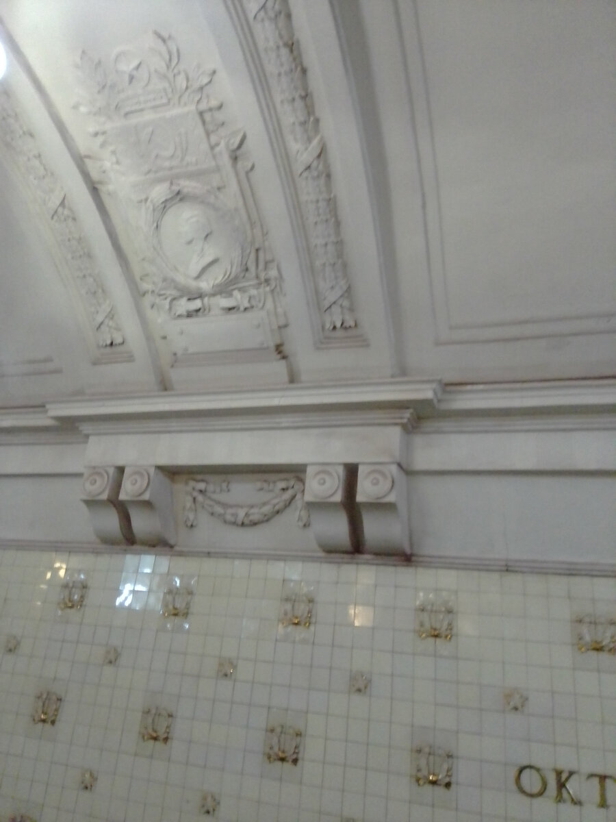 Станция Московского метро «Октябрьская», кольцевая.