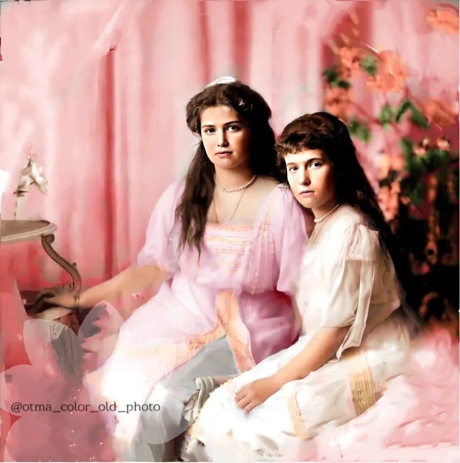 Парадное колоризованное  фото младшей пары, Марии и Анастасии, августейших княжон.