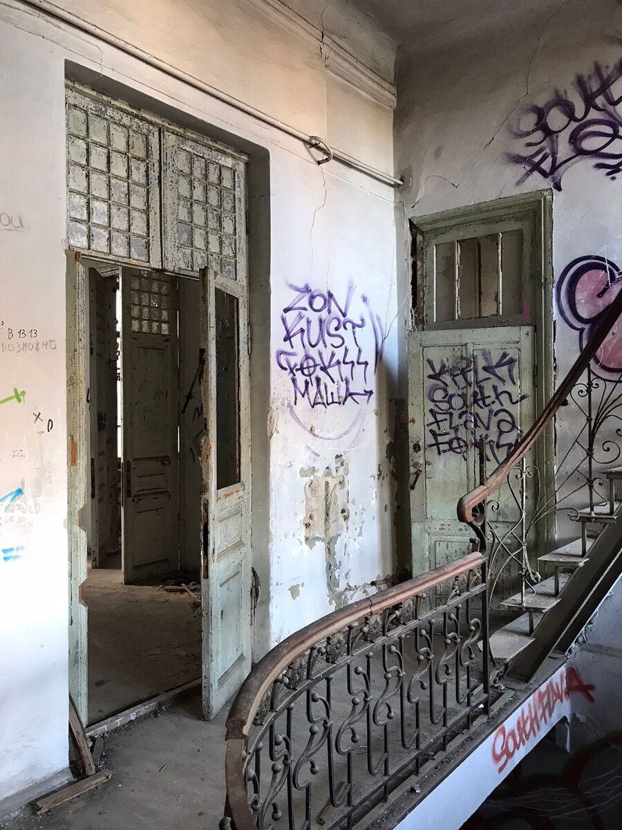 Высокие деревянные двери с окошками сверху