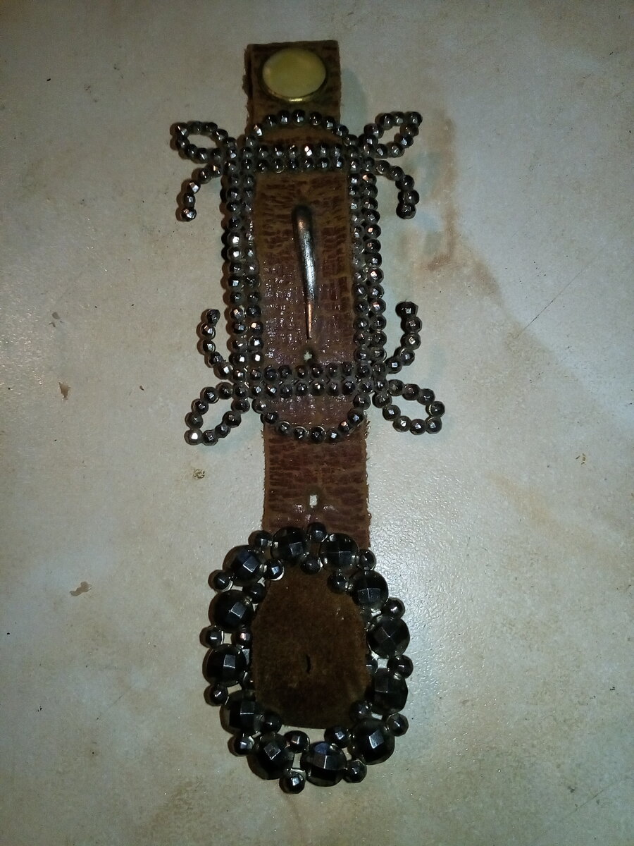 Две пряжки украшенные стальными вставками