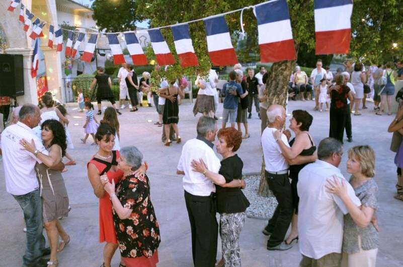 French holiday. 14 Июля праздник во Франции. Праздник взятия Бастилии во Франции. Национальный праздник Франции 14. Национальные праздники Франции.