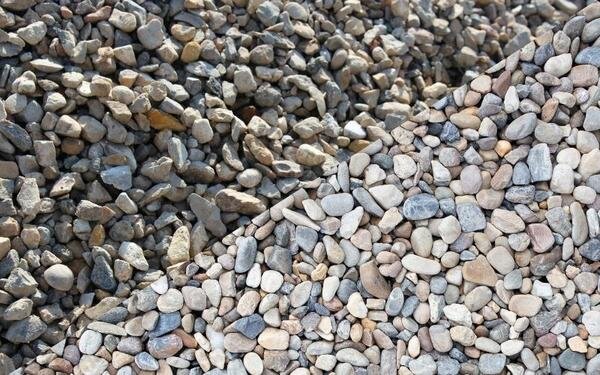 Щебнем 90. Галька черноморская пестрая фракция 10-20мм 20кг. Щебень гравийный 5-20 дорожки. Сургучная каменная крошка яшмы. Щебень для габионов фракция 70 120.