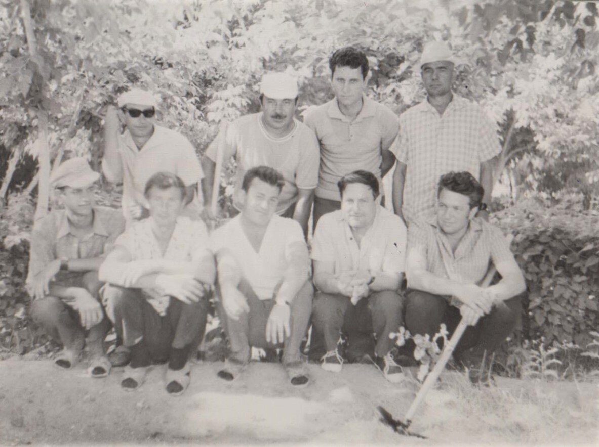 Работники треста "Мирзачульсовхозстрой" на прополке. г.Пахтакор. Джизакская область.