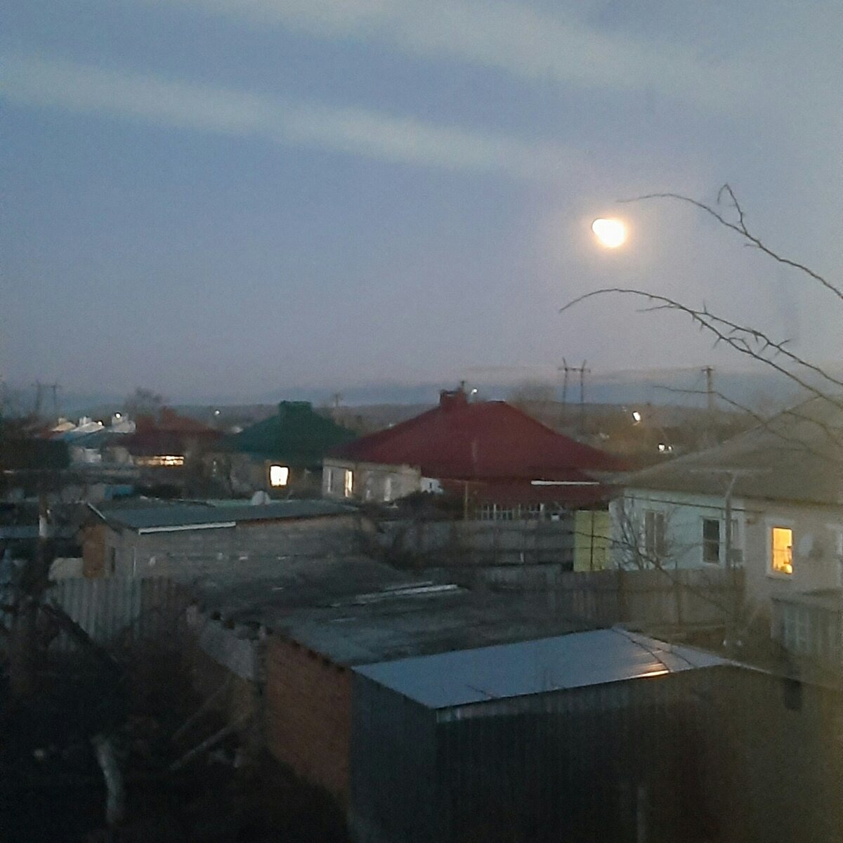 В маленьком, тихом, уединенном коттеджном посёлке этой ночью было не до сна многим