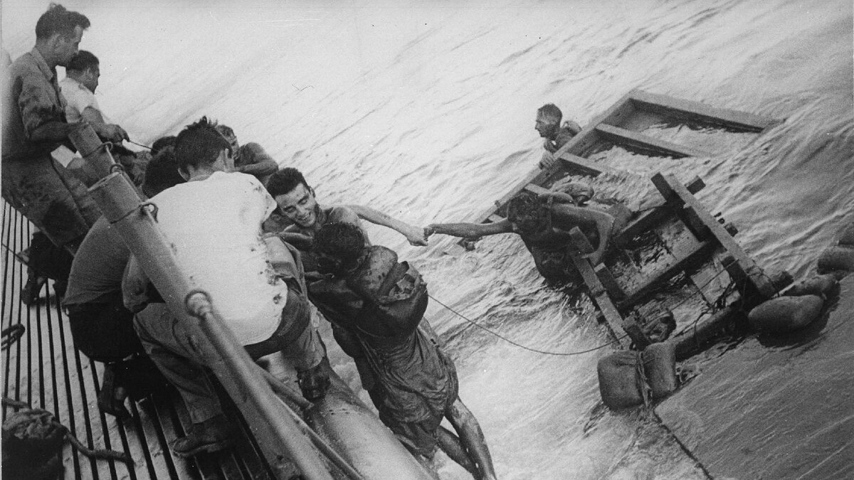 Выжившие моряки крейсера "Индианаполис"   —  источник: waralbum.ru