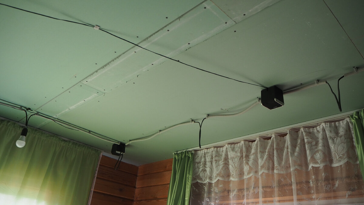 Тыловые колонки на потолке