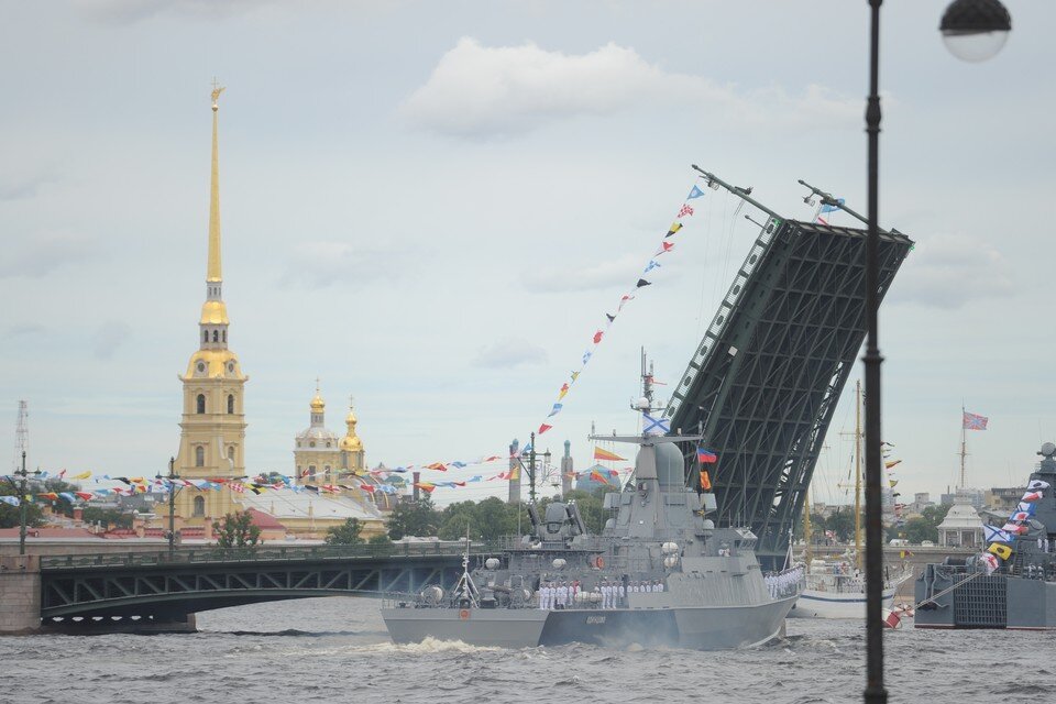     Четыре моста разведут в Петербурге днем 28 июля для репетиции парада ко Дню ВМФ  ПЫХАЛОВА Юлия (архив)