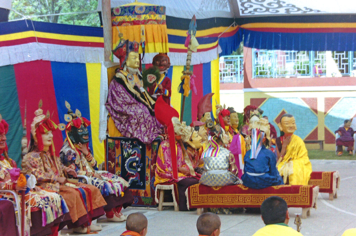 Празднование Дня Рождения Падмасамбхавы в Таши-Джонге, Гарчам - ритуальные десятидневный танцы в апреле. На троне под маской Гуру Ринпоче сидит или тогден Амптин, или Попа Ринпоче.