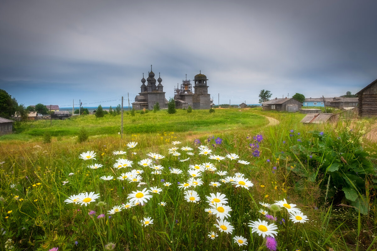 Деревня находится в Онежском районе Архангельской области России. Главная достопримечательность - деревянный тройник, уникальный и единственный из сохранившихся на берегу Белого моря. Он состоит из Никольской церкви (1636 год), Введенской церкви (1793 год) и колокольни (XVIII век). 