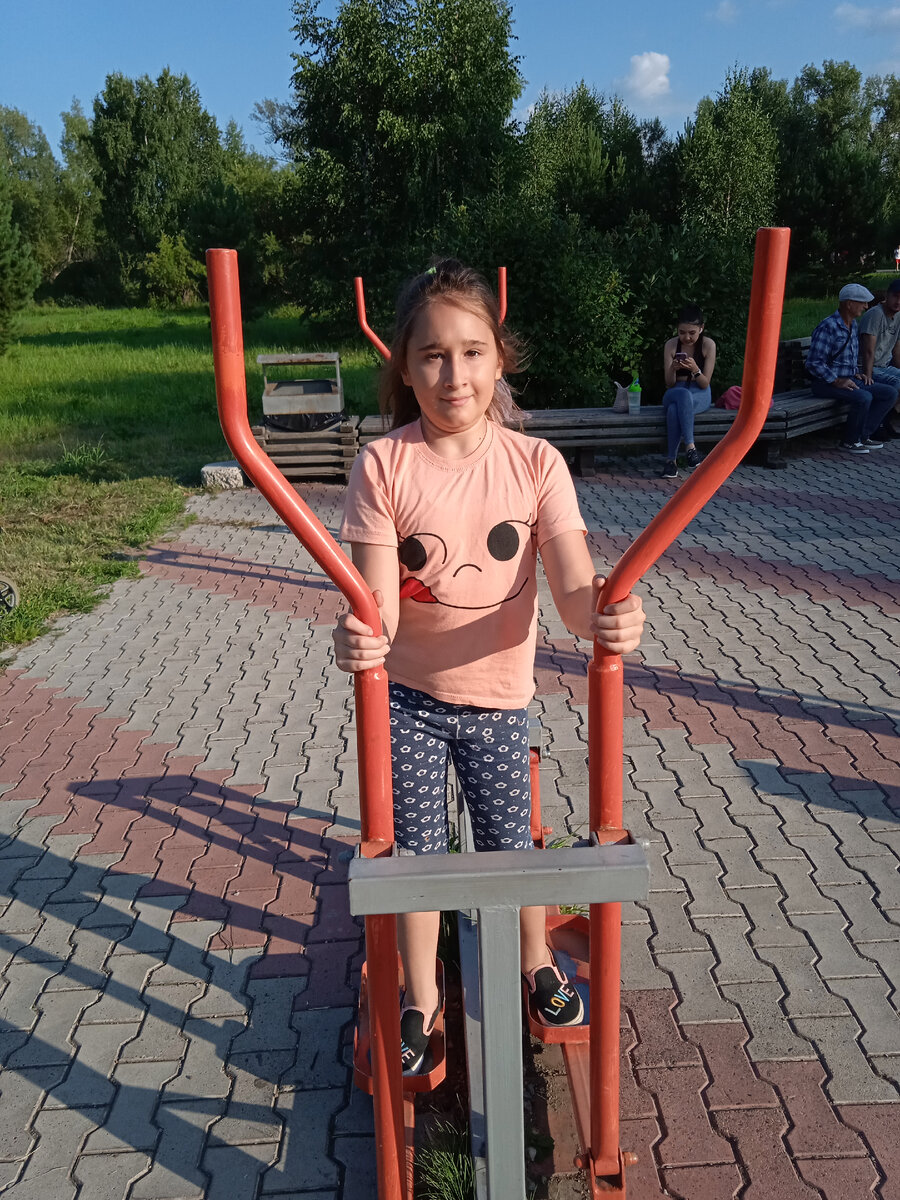 На первом плане в персиковой футболке надежда российского дворового спорта. На втором в клетчатой рубашке - дедушка. Произносить следует на выдохе и с восторгом. У дочкой пока только так. 