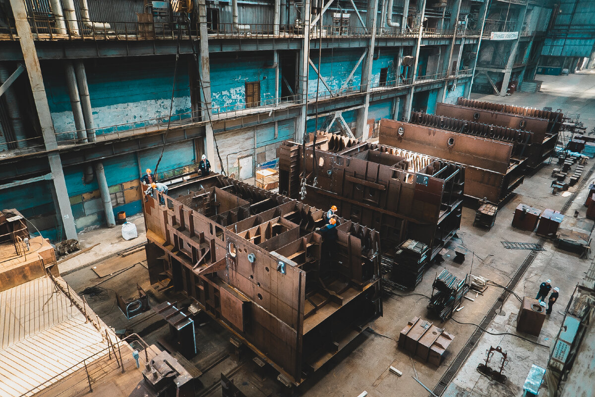 На производственной площадке "Лотос" Южного центра судостроения и судоремонта (входит в ОСК) погрузили на баржу бортовые секции атомного ледокола "Чукотка" / ЮЦСС