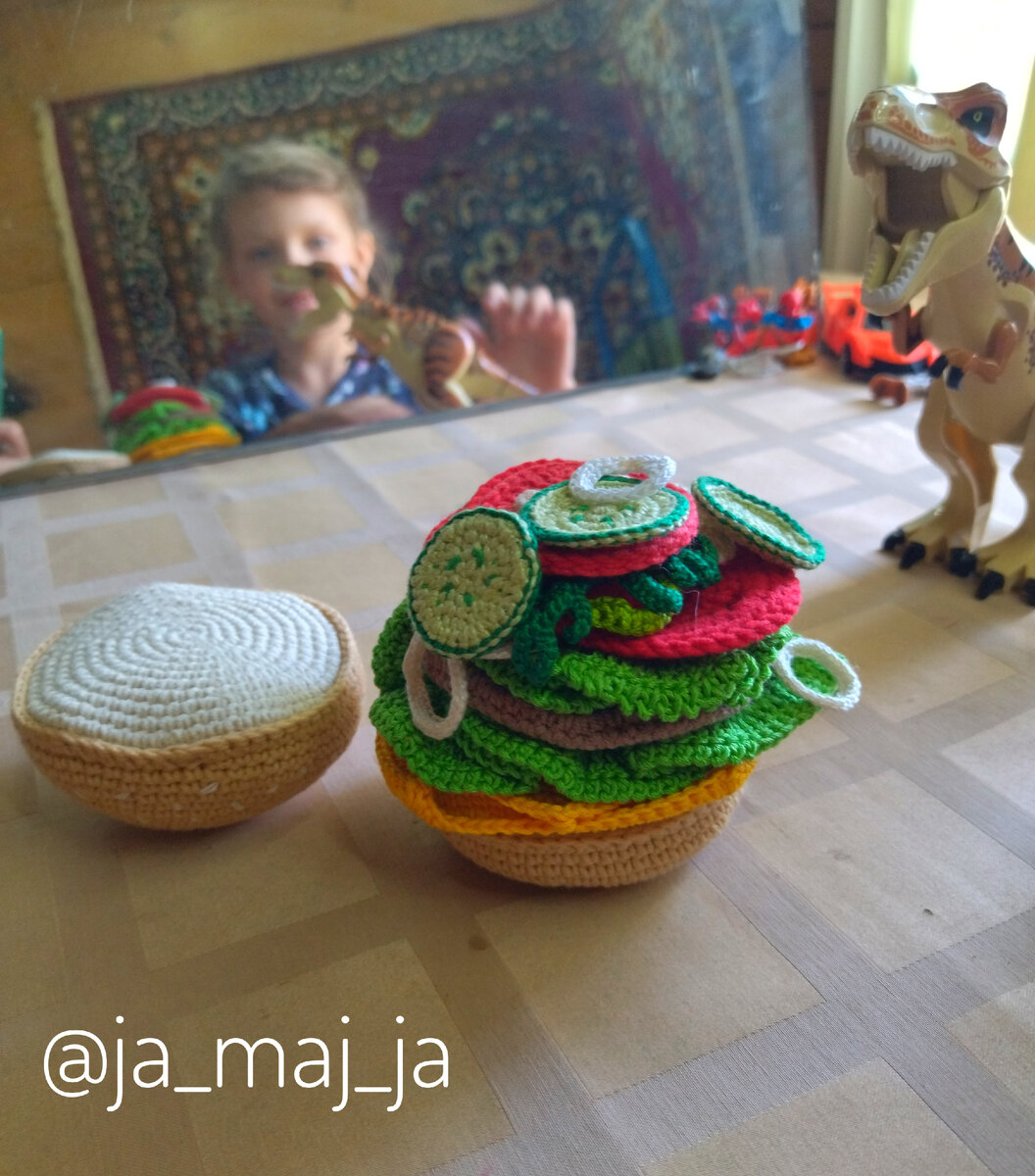 У Вари получился королевский бургер