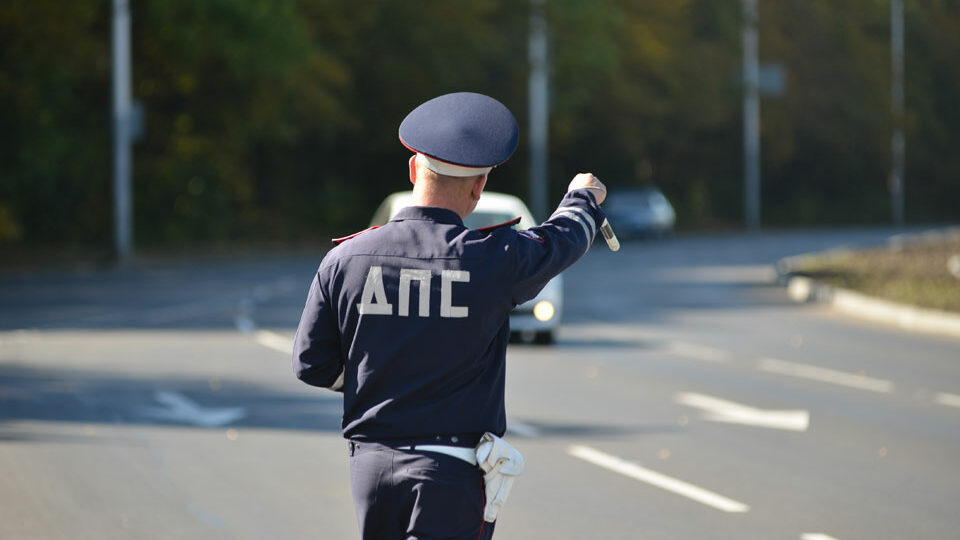 Принять решение о необходимости изъятия водительского удостоверения может сотрудник ДПС. Фото: Дмитрий Ахмадуллин