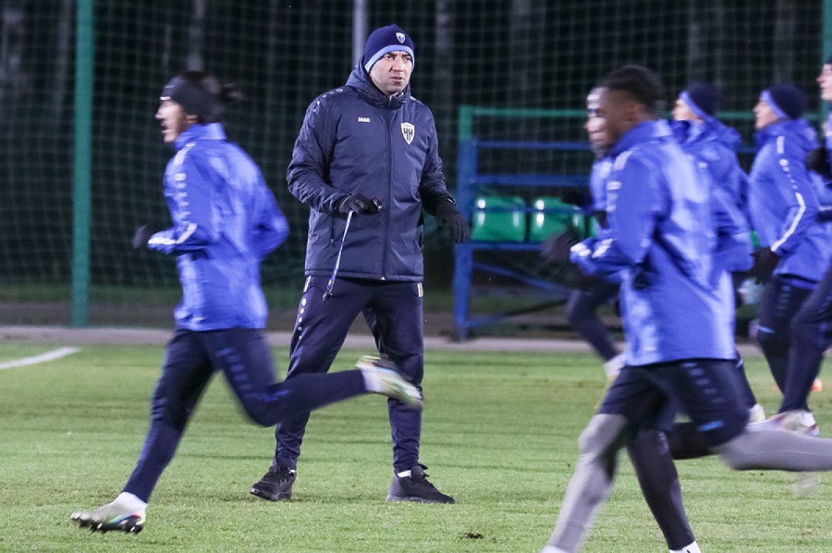    В последних матчах «Пари НН» руководит Антон Хазов (на фото в центре).