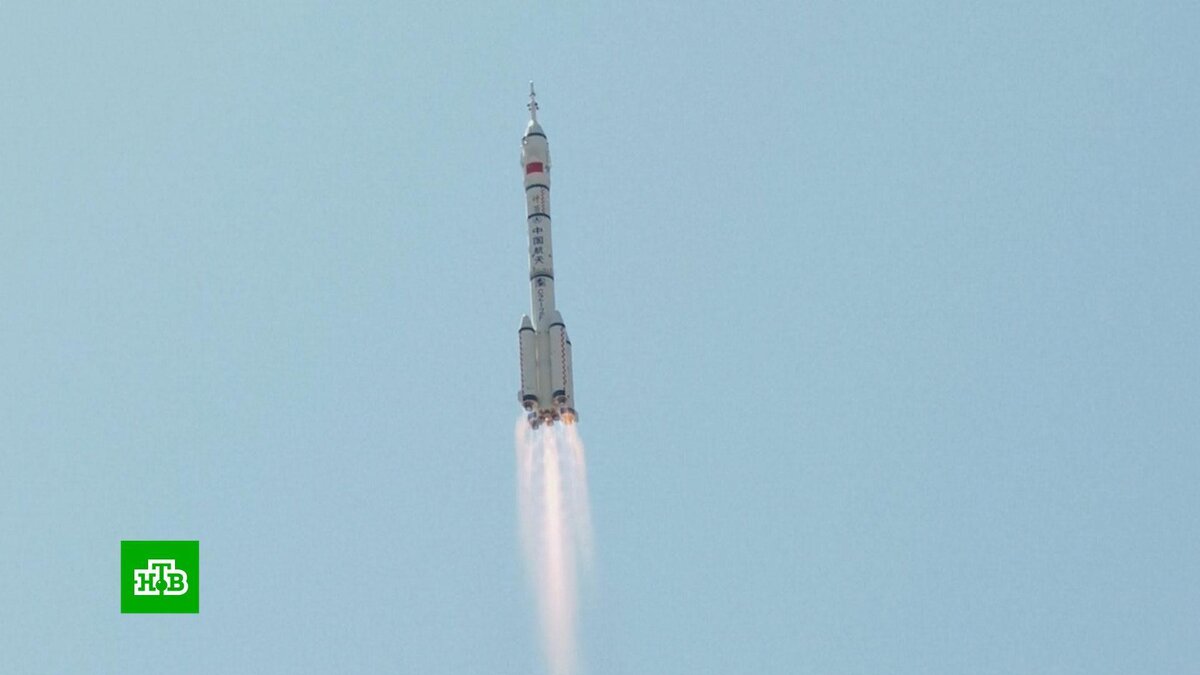    Китайская ракета успешно вывела на заданную орбиту корабль с тремя космонавтами