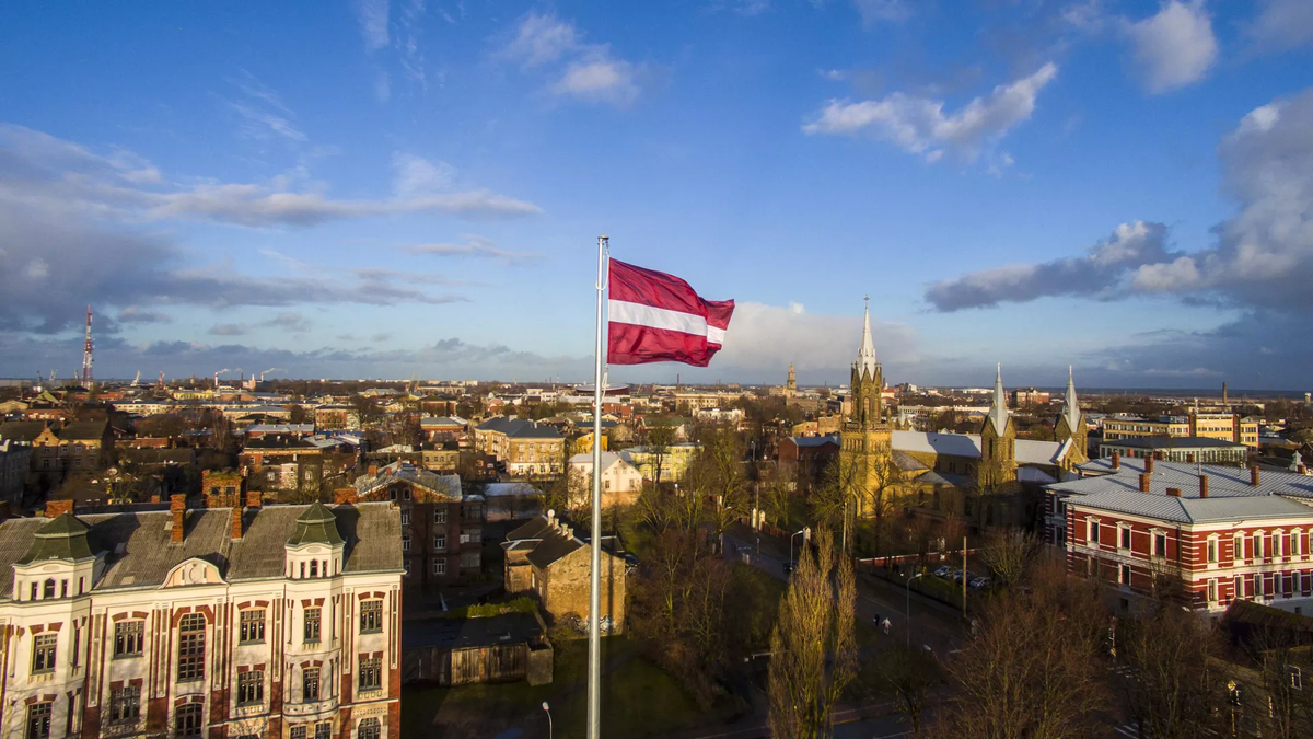 © Public domain / Liepāja fotogrāfijās / Liepājā pacelts Latvijas lielkarogs