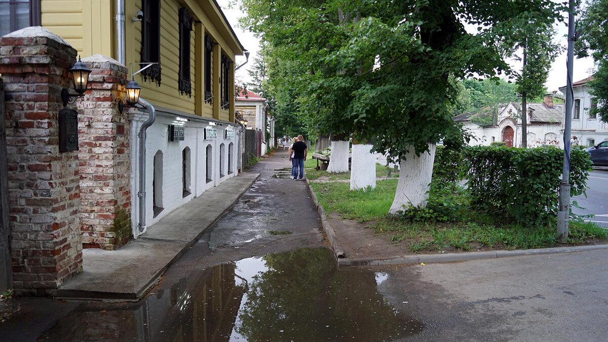 Так выглядит тротуар на главной улице Суздаля.