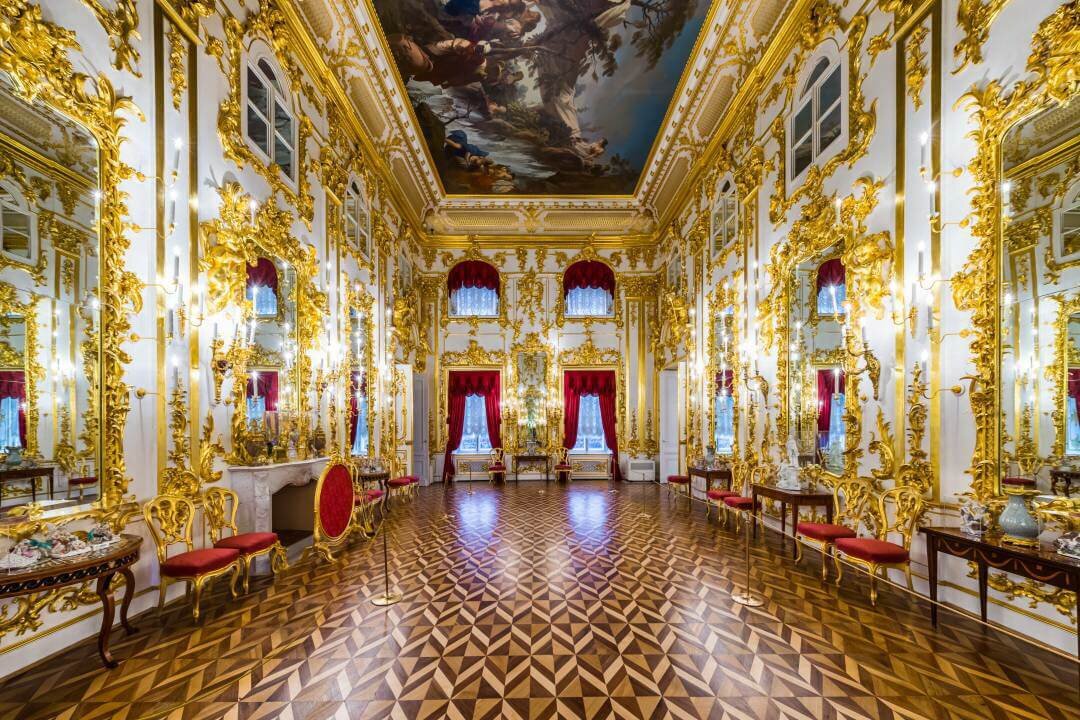 Продолжаем разговор о классическом искусстве. Когда люди слышат слово «барокко», они представляют себе что-то пышное, роскошное, богатое – ну, вот примерно как этот зал Большого дворца в Петергофе.