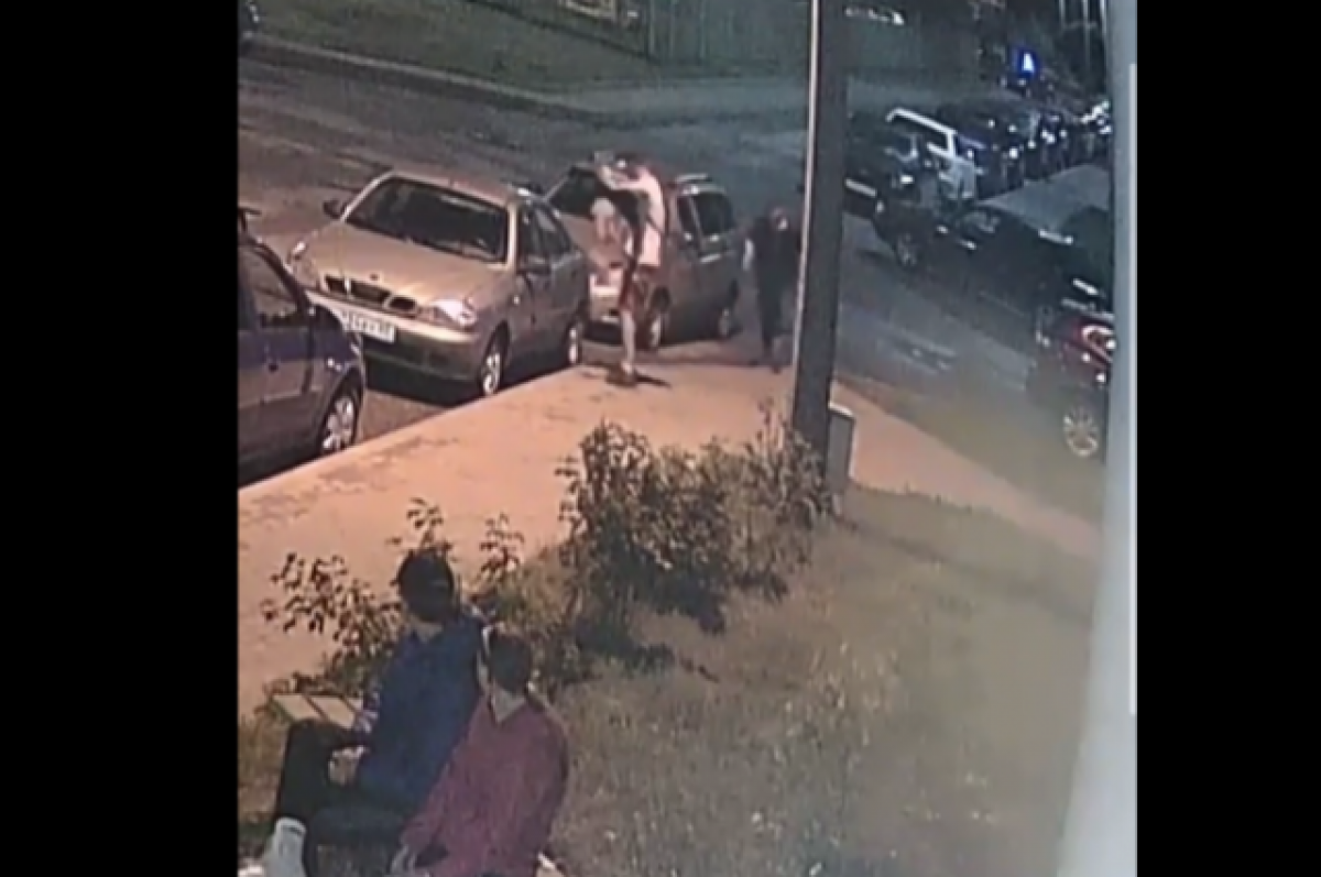    Десяток машин повредили двое неизвестных в микрорайоне на окраине Пскова