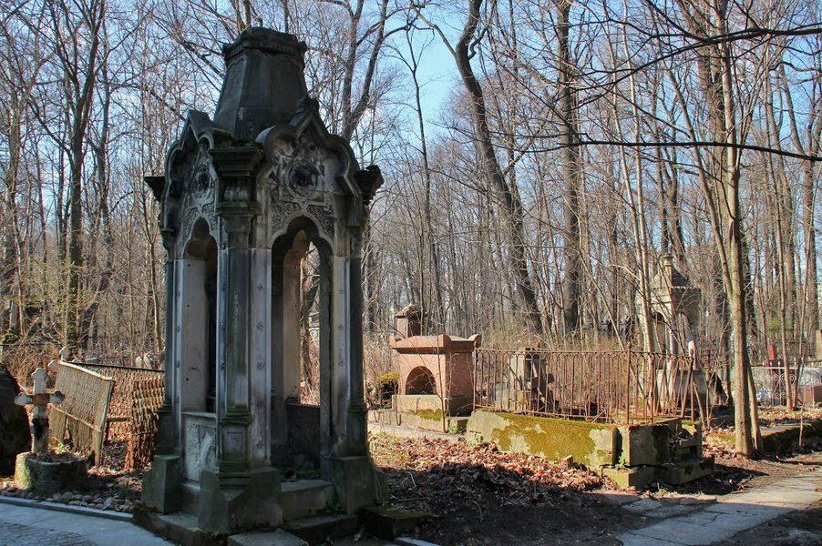 Одно из самых красивых мест, которое удалось посетить- питерский некрополь