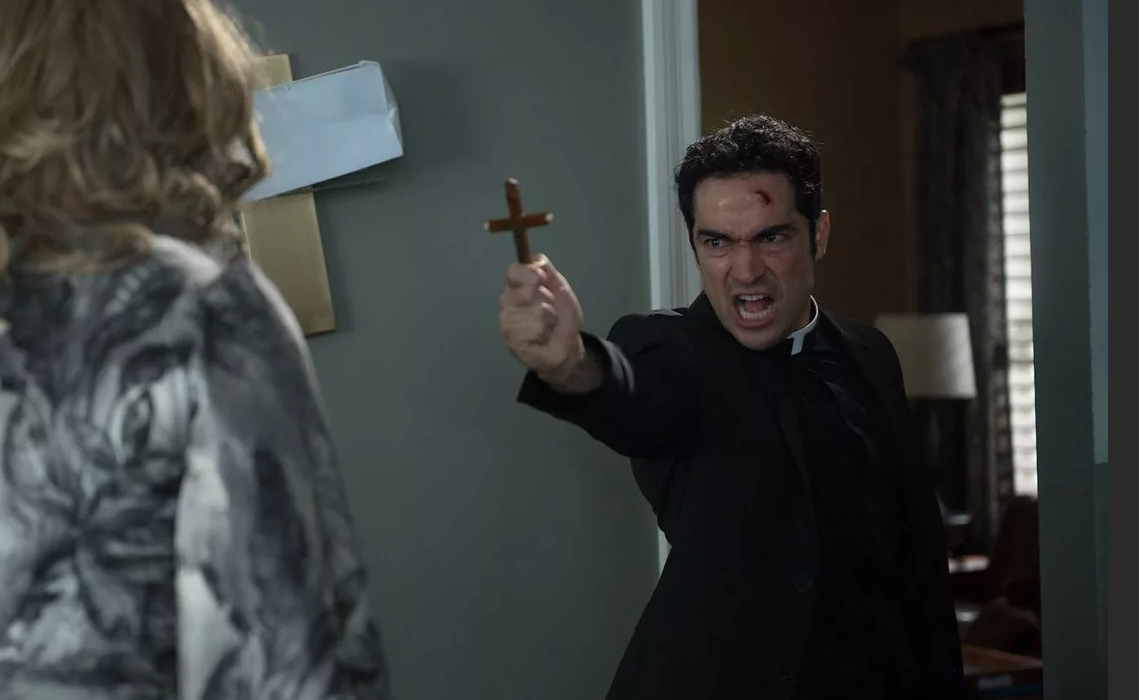 Священник ужасы. Священник ужасы. Изгоняющий дьявола 1973 демон. Проклятая монахиня фильм 2018. Священник ужасы.