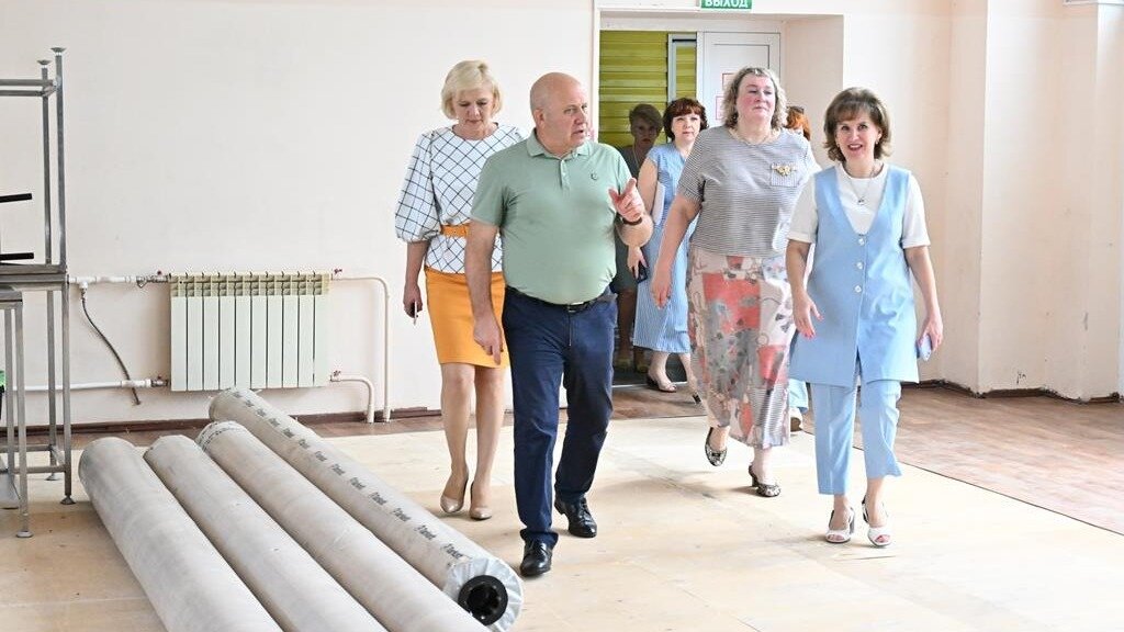     Градоначальник посетил два филиала школы №47, где учатся в том числе дети с особенностями здоровья. Ознакомился с тем, как идет капитальный ремонт пищеблока и обустройство модульного спортивного зала.