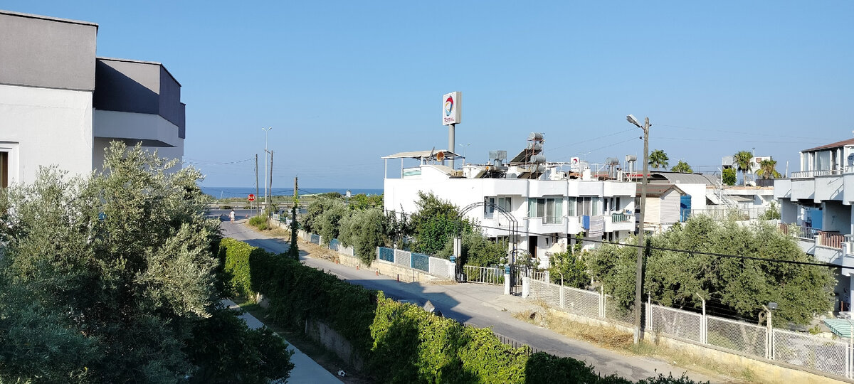 Слева - бунгало, отделенное дорогой и заправкой от территории отеля.