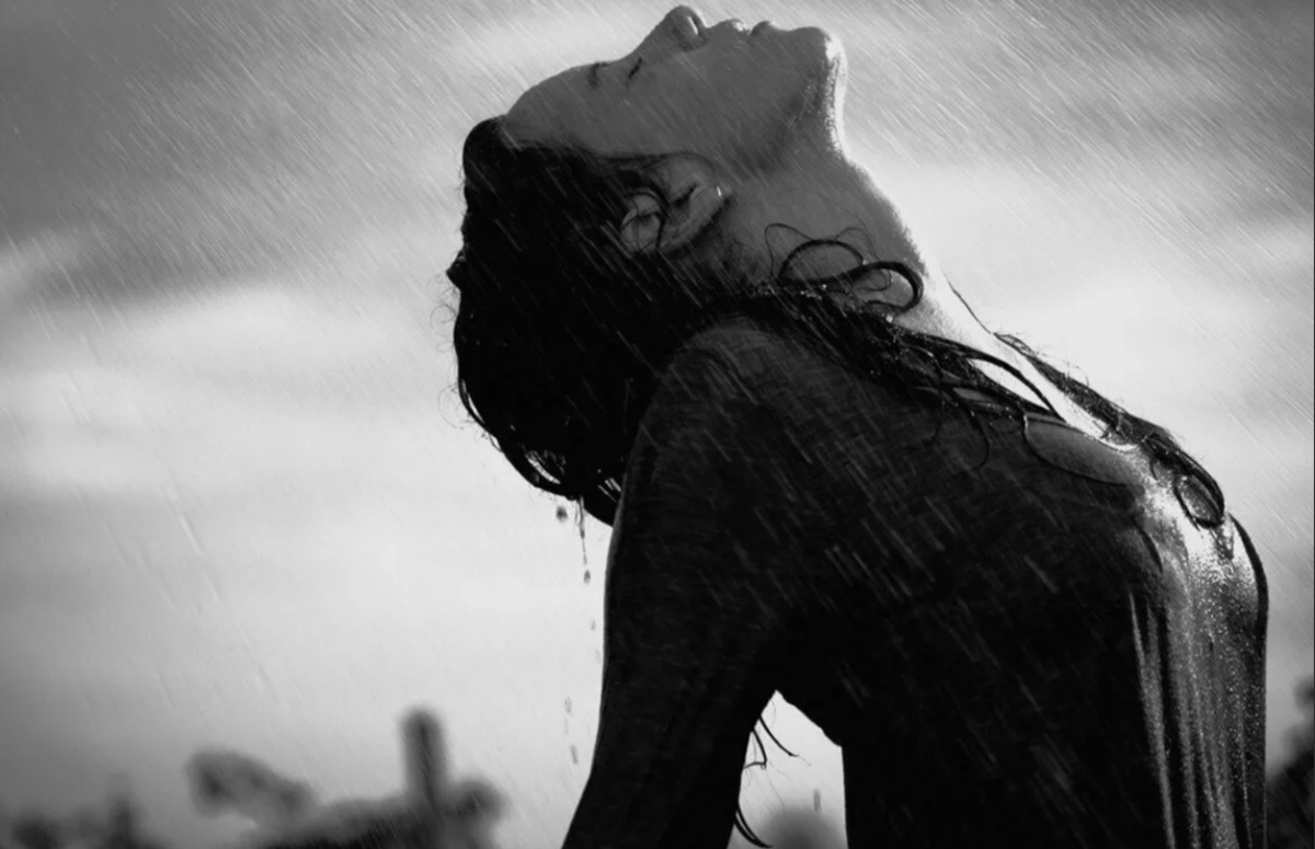 Девушка под дождем. Одинокая девушка под дождем. Отчаяние. Девушка грусть.