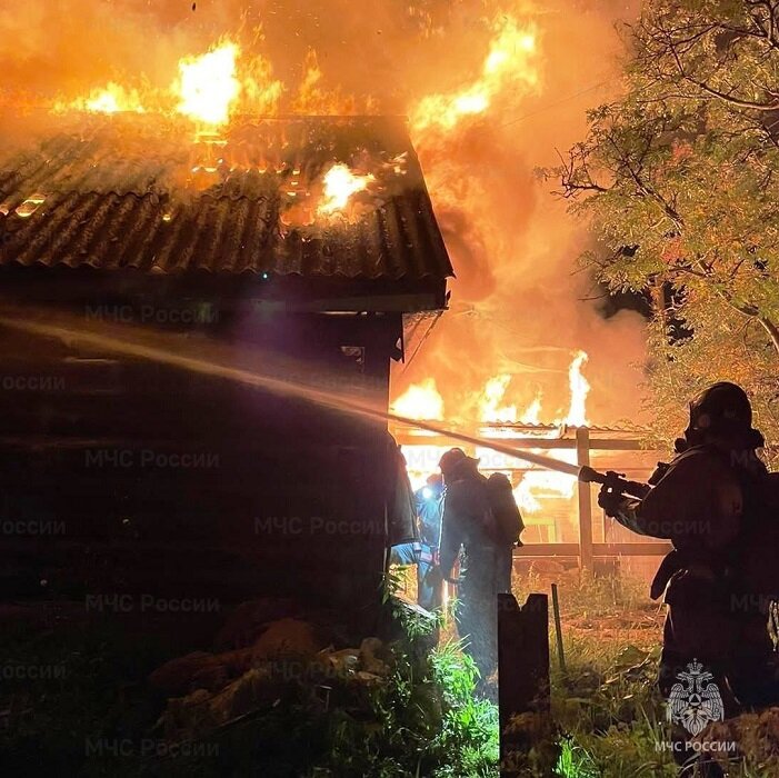 Осмотр места происшествия и опрос очевидцев показали, что наиболея вероятная причина пожара в Усть-Куте, где этой ночью погибла семейная пара, – короткое замыкание. Как сообщает пресс-служба ГУ МЧС по Иркутской области, очаг пожара, по предварительным данным, находился в кухне.