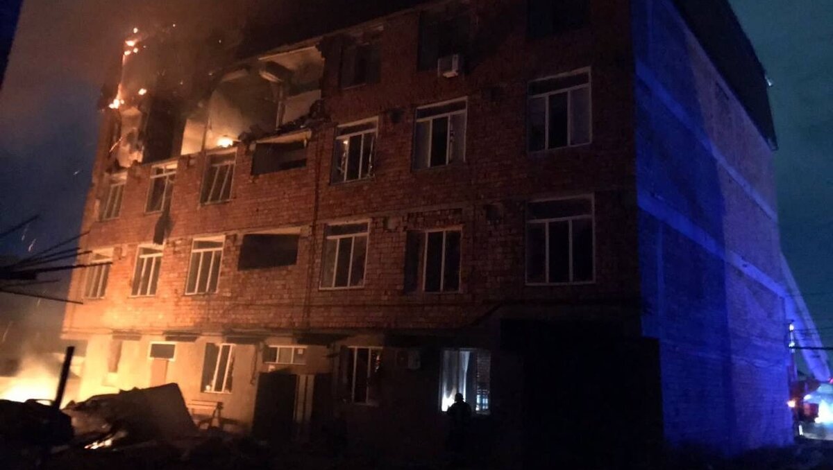     В результате ЧП были уничтожены несколько припаркованных автомобилей. В квартирах на верхних этажах заблокированы люди.