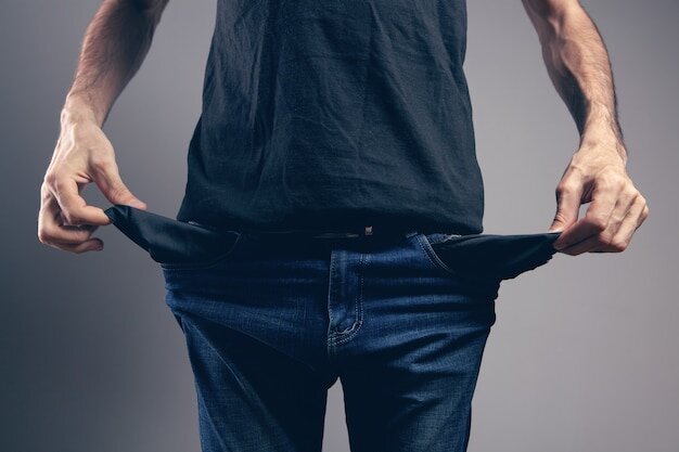 Источник https://ru.freepik.com/premium-photo/man-showing-empty-pockets-on-gray-background_15554916.htm