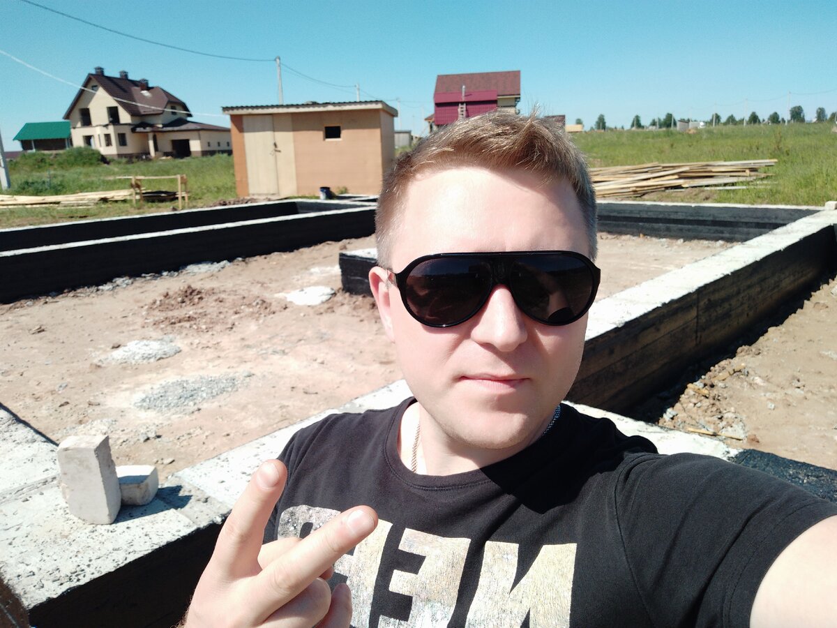 На фото я и фундамент, который мы делали летом 2018 года.