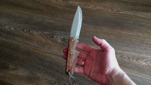 В руке лежит очень удобно