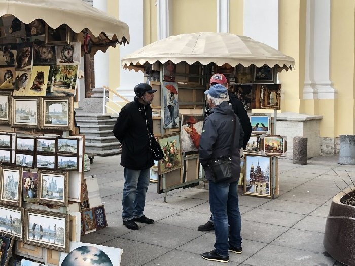 При продаже на невском проспекте художниками своих картин один из покупателей выбрал картину