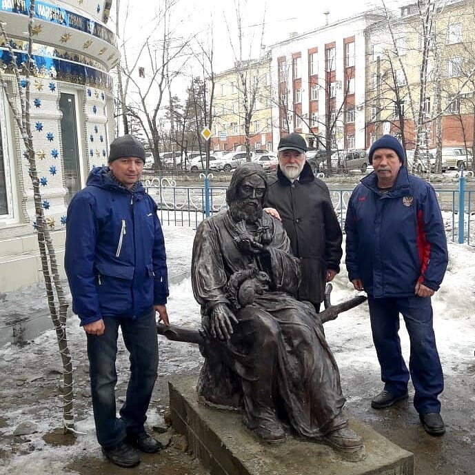 Евгений Моргоев (слева), Валерий Шишкин (справа) и Сергей Исаков - заслуженный художник России и скульптор, автор скульптур, установленных в Бийске и в частности в Александровском парке.   Все трое стоят возле скульптуры Серафима Саровского