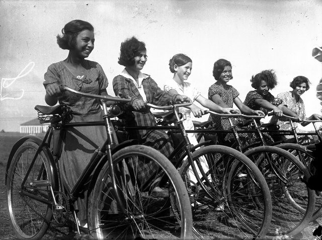 Дамы позируют рядом со своими стальными конями.