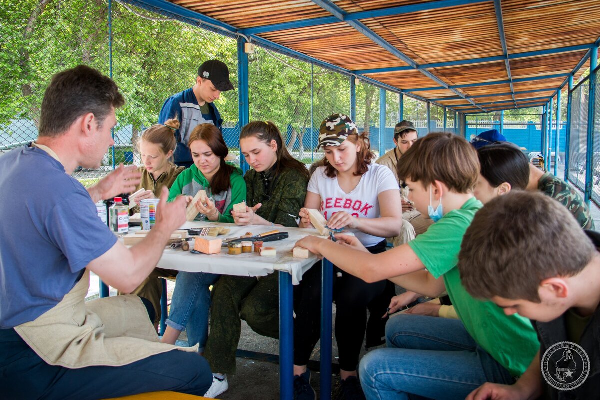 Участники "Школы реставратора" обучаются состариванию дерева. Фото: Тюменский областной поисковый центр.