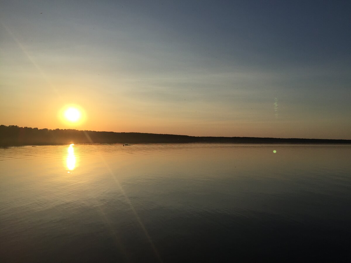 Сейчас в Карелии белые ночи - читать можно круглые сутки без лампы :)