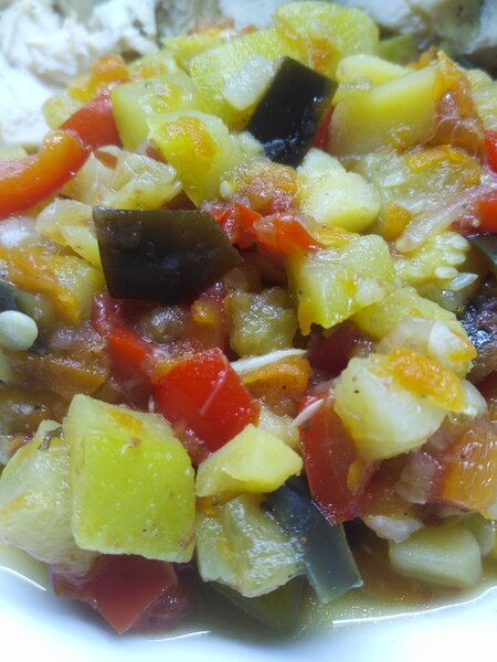 Рецепт овощного рагу - очень вкусно и малокалорийно.
